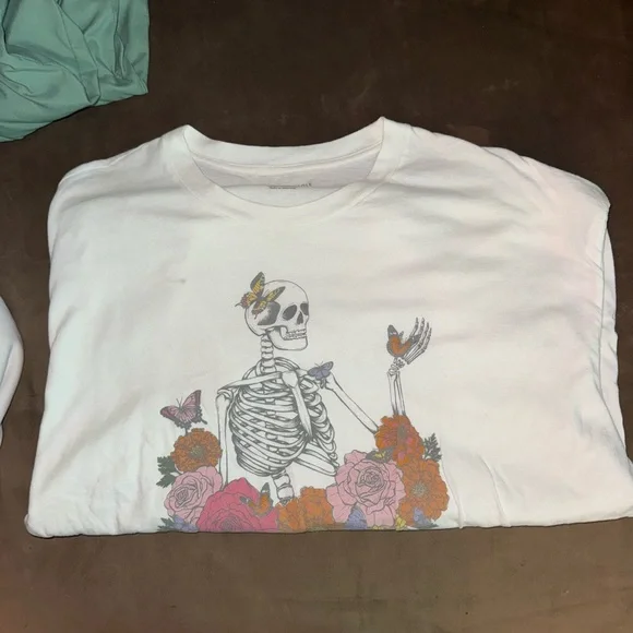 American Eagle Outfitters White Graphic Tee with Floral Skeleton - Picture 4 of 5